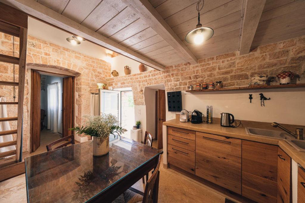 A kitchen or kitchenette at HelloAPULIA Typical Cottage Lamia delle Murge - Private Pool & Scenic Hilltop Retreat - Pet friendly