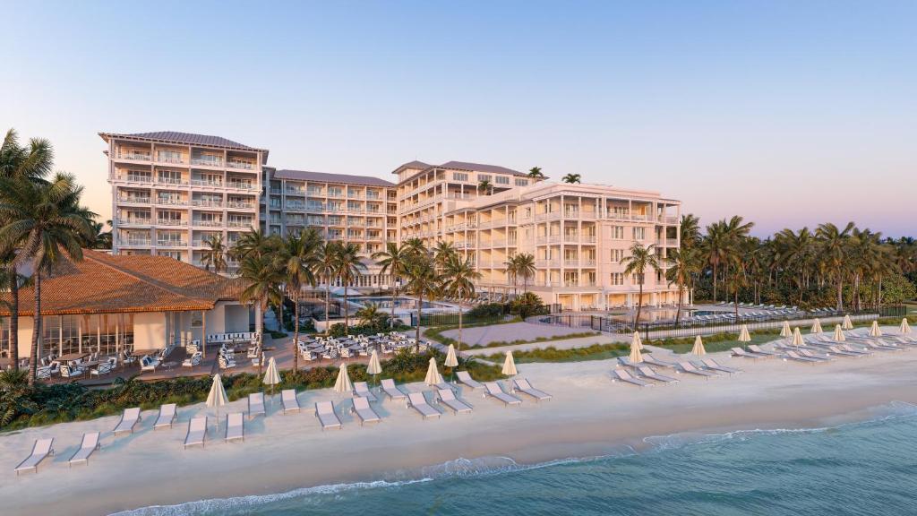 eine Luftaufnahme des Strandes des Resorts in der Unterkunft Naples Beach Club, A Four Seasons Resort in Naples