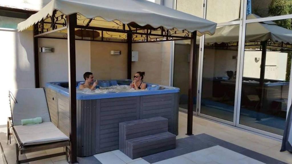 a man and woman in a jacuzzi in avisor at Hotel Royal Spa in Banja Koviljača