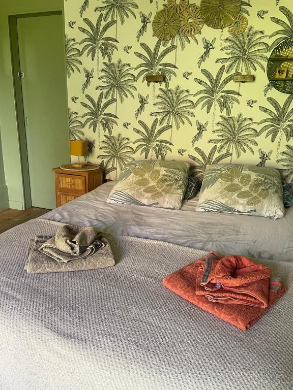 un chat qui dort sur un lit avec une couverture dans l'établissement Le Balcon de Juliette, à Vuillafans