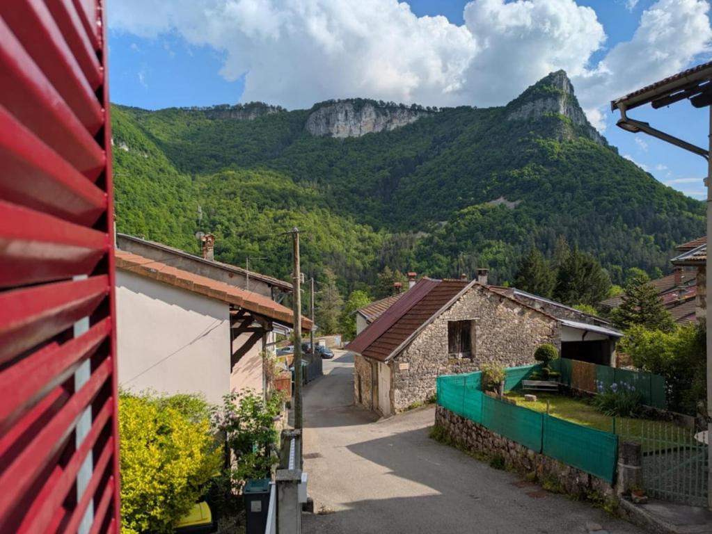 Cette maison offre une vue sur la montagne. dans l'établissement Sous les Etoiles du Bugey, à Tenay