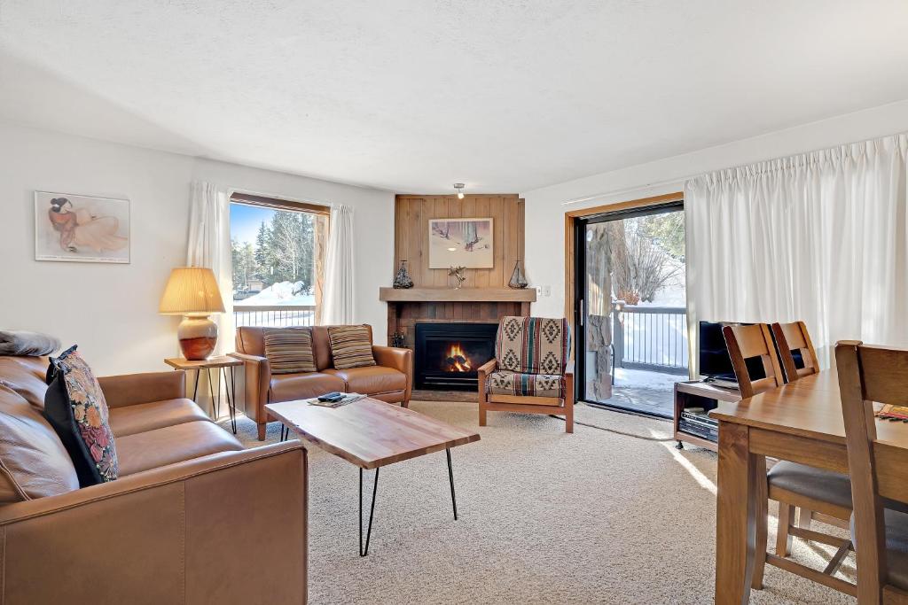 Una sala de estar con un sofá y una chimenea. en Double Eagle A12 by Ski Country Resorts, en Breckenridge