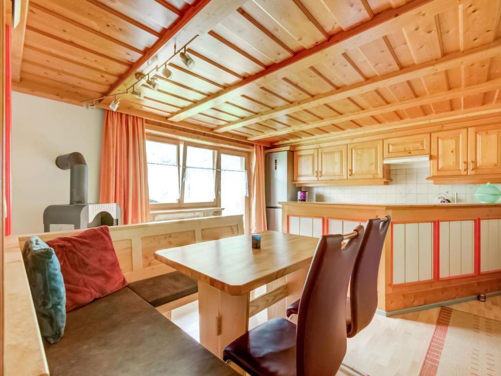 Kuchyň nebo kuchyňský kout v ubytování Apartment in Silbertal near Ski Lift