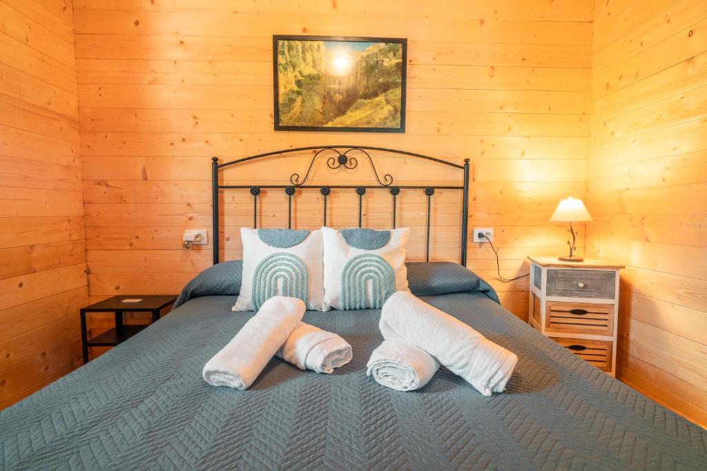 Postel nebo postele na pokoji v ubytování Cabaña Rural El Arbol near Setenil - Ronda con piscina