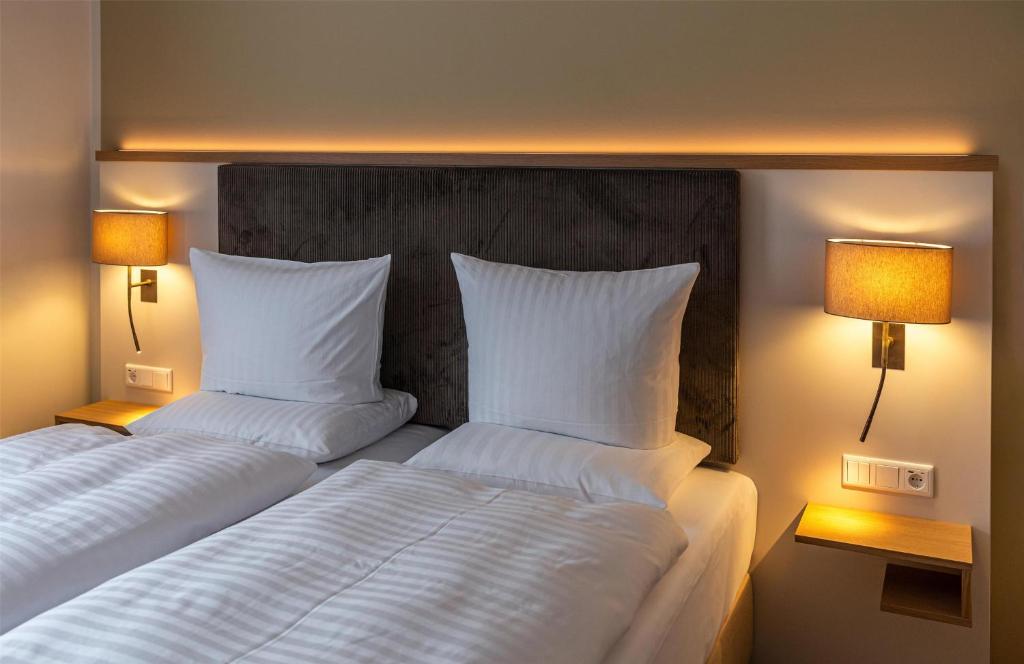 Postel nebo postele na pokoji v ubytování Dorint Strandresort & Spa Ostseebad Wustrow