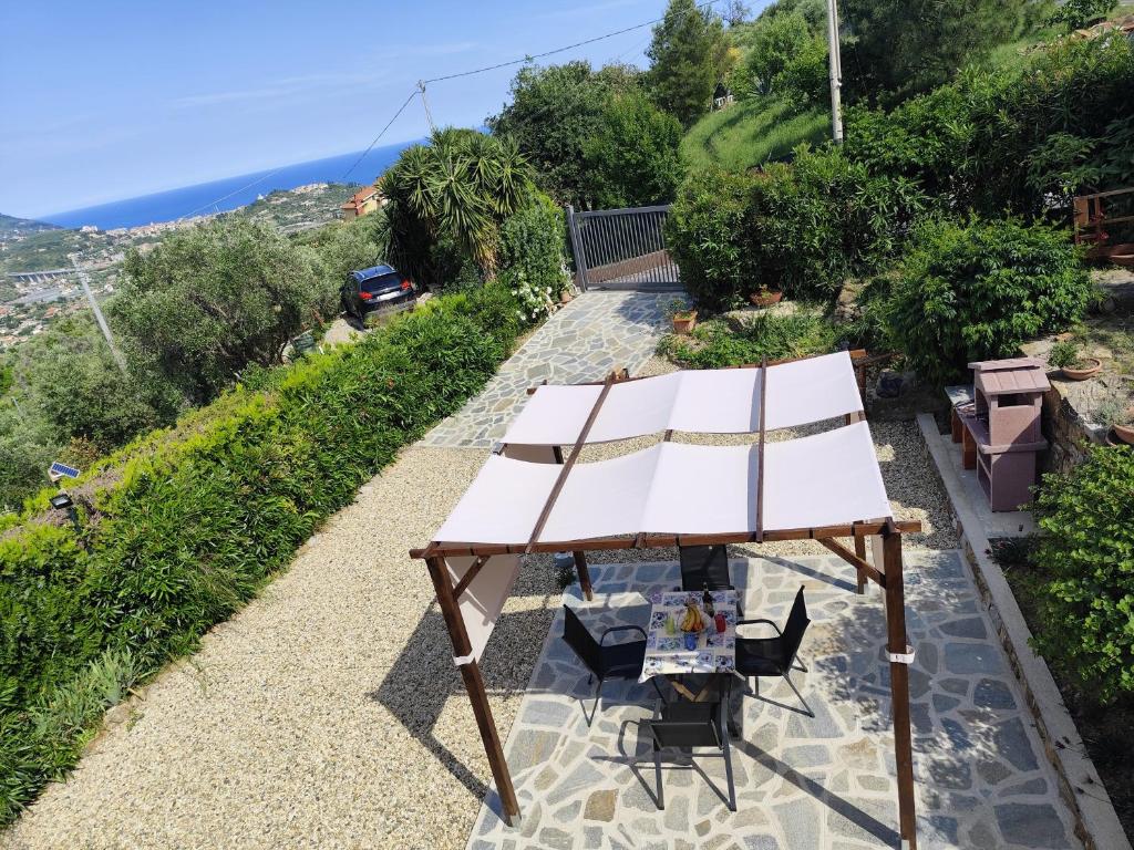 a table and chairs sitting on a stone patio at La Casa di Giada, appartamento a piano terra con aria condizionata, wi-fi e parcheggio gratuito in Poggi