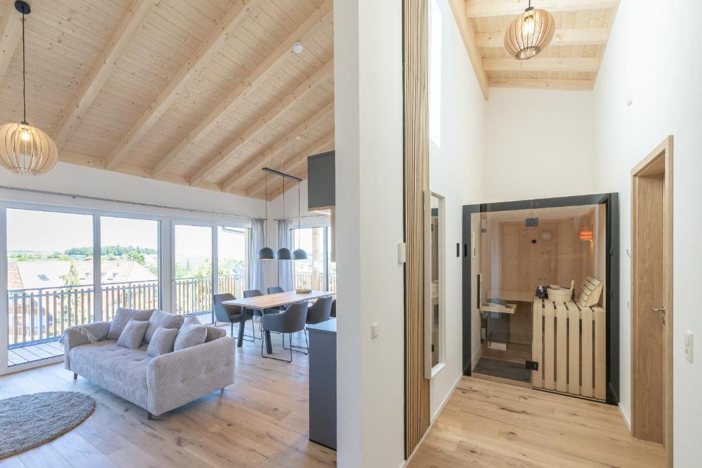 Ferienwohnung "Schlüchttalblick" mit privater Sauna, Ühlingen-Birkendorf في اولينغين-بيركيندورف: غرفة معيشة بها أريكة وطاولة