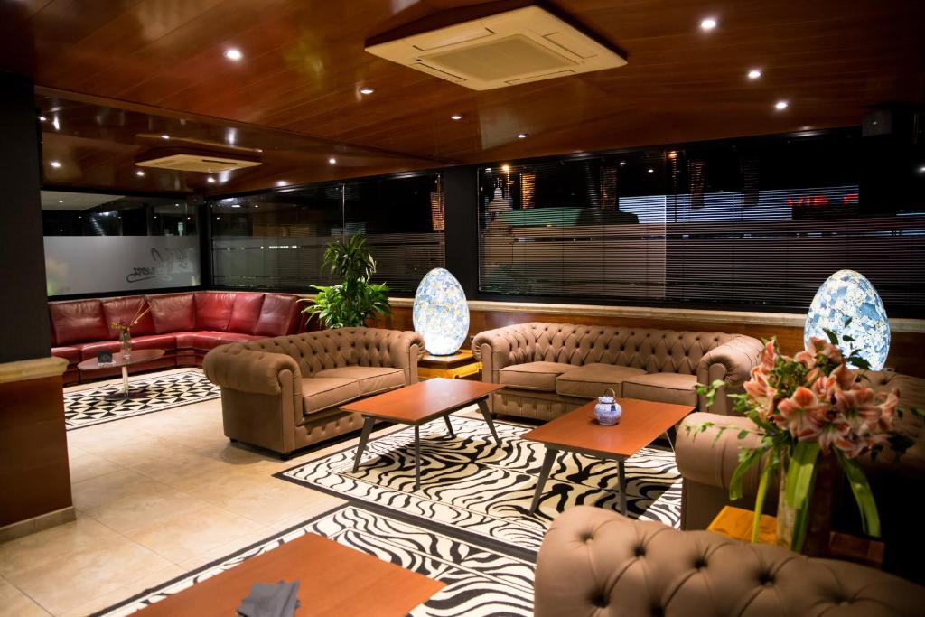 a lobby with couches and tables and a bar at Hotel Noguera El Albir in Albir