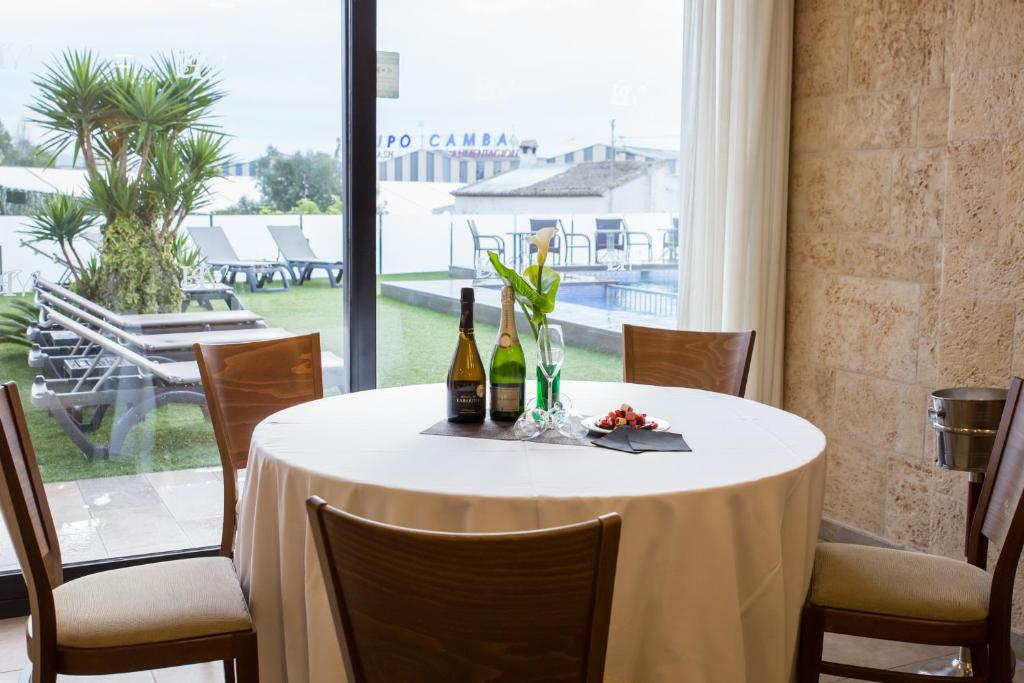 a table with two bottles of wine on top of it at Hotel Noguera El Albir in Albir