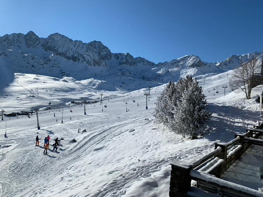 帕斯底拉卡萨Exception Ski Émerveillement的一群人从白雪覆盖的山坡上滑雪下来