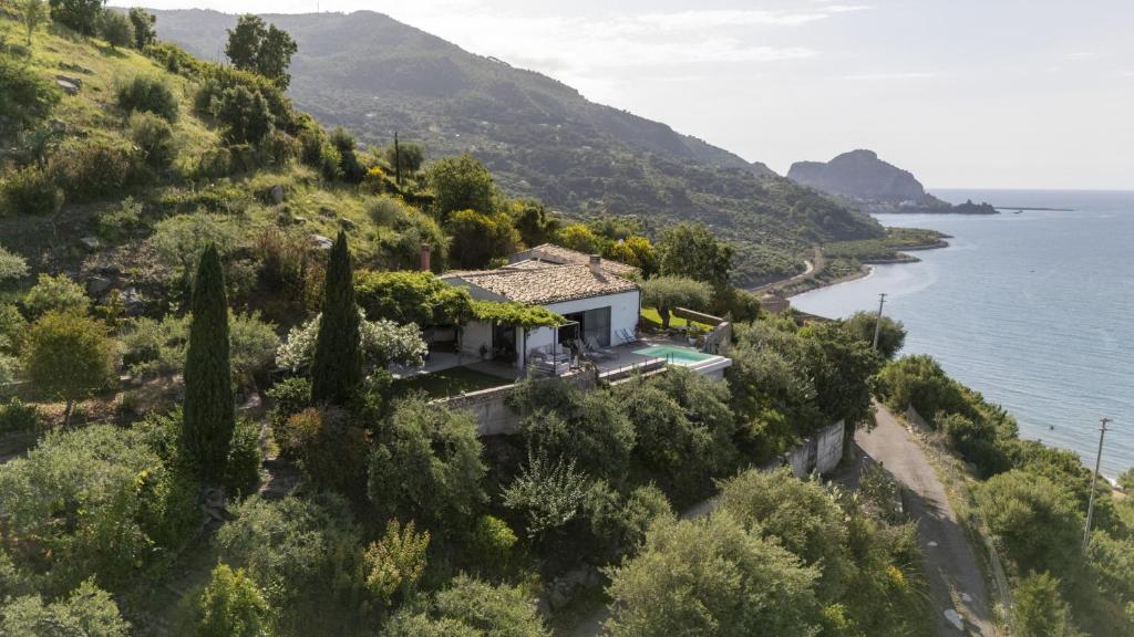 una vista aérea de una casa en una colina junto al agua en Villa Talia 4 by Massimo Villas, en Cefalú