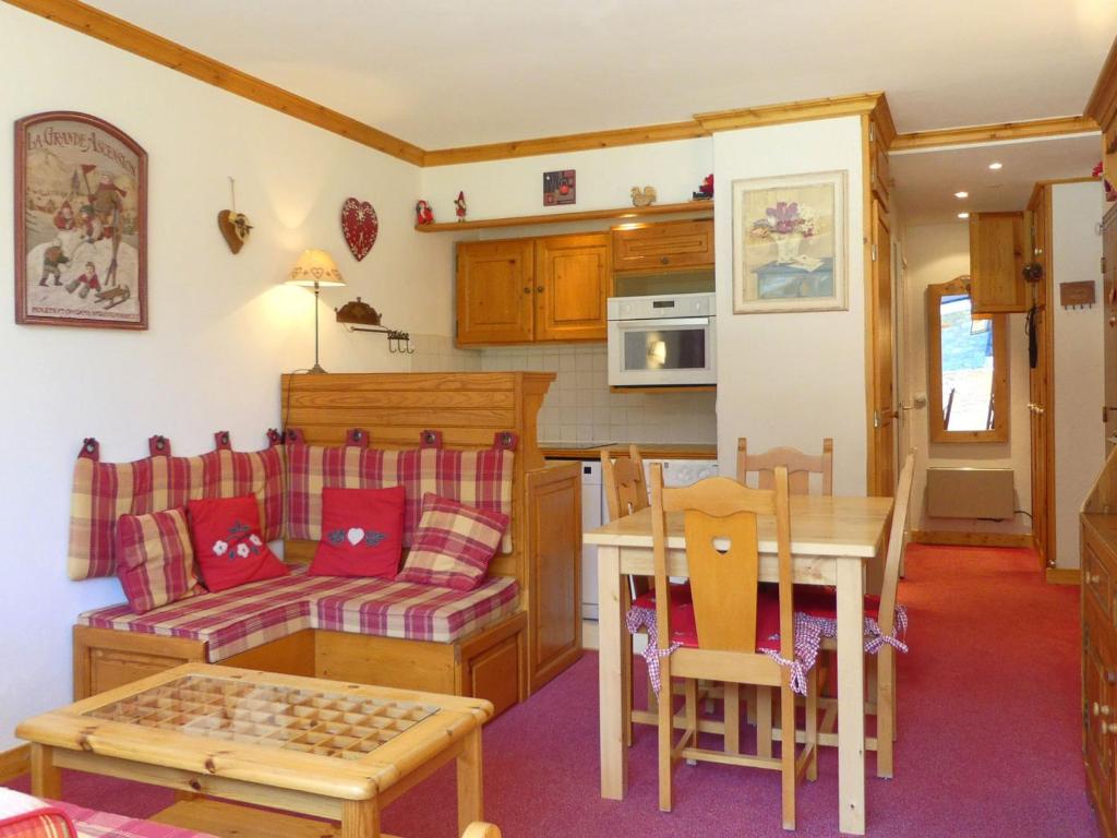 un salon avec un canapé et une table dans l'établissement Studio Cabine Cosy Plein Sud - Résidence Le Plein Soleil, Bord des Pistes, Proche Commerces - FR-1-182-16, à Méribel