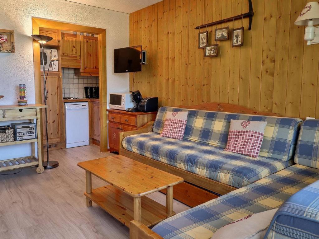 un salon avec un canapé et une table dans l'établissement Appartement 2 Pièces + Coin Montagne, Idéal Familles, au Pied des Pistes, Les Allues - FR-1-182-2, à Méribel