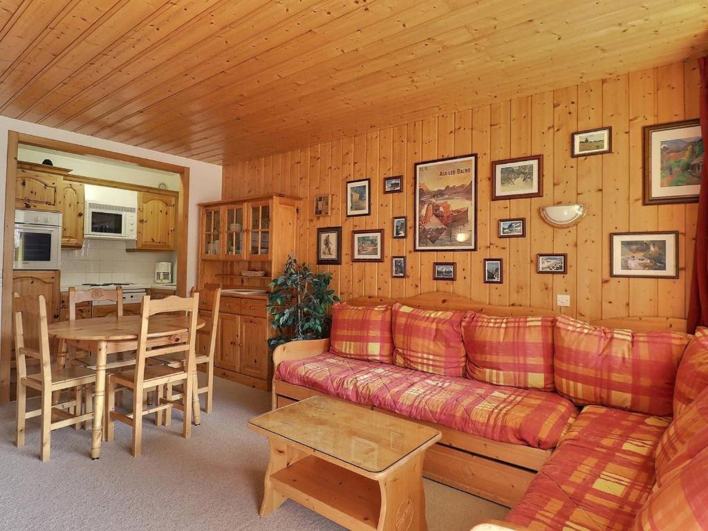 un salon avec un canapé et une table dans l'établissement Appartement 5 pers, balcon sud, TV, Wi-Fi, kitchenette équipée - FR-1-182-19, à Méribel