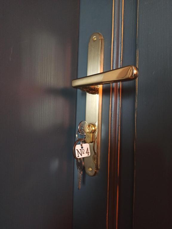 una porta con una chiave sopra con un cartello sopra di Domus Nö58 a Litomyšl