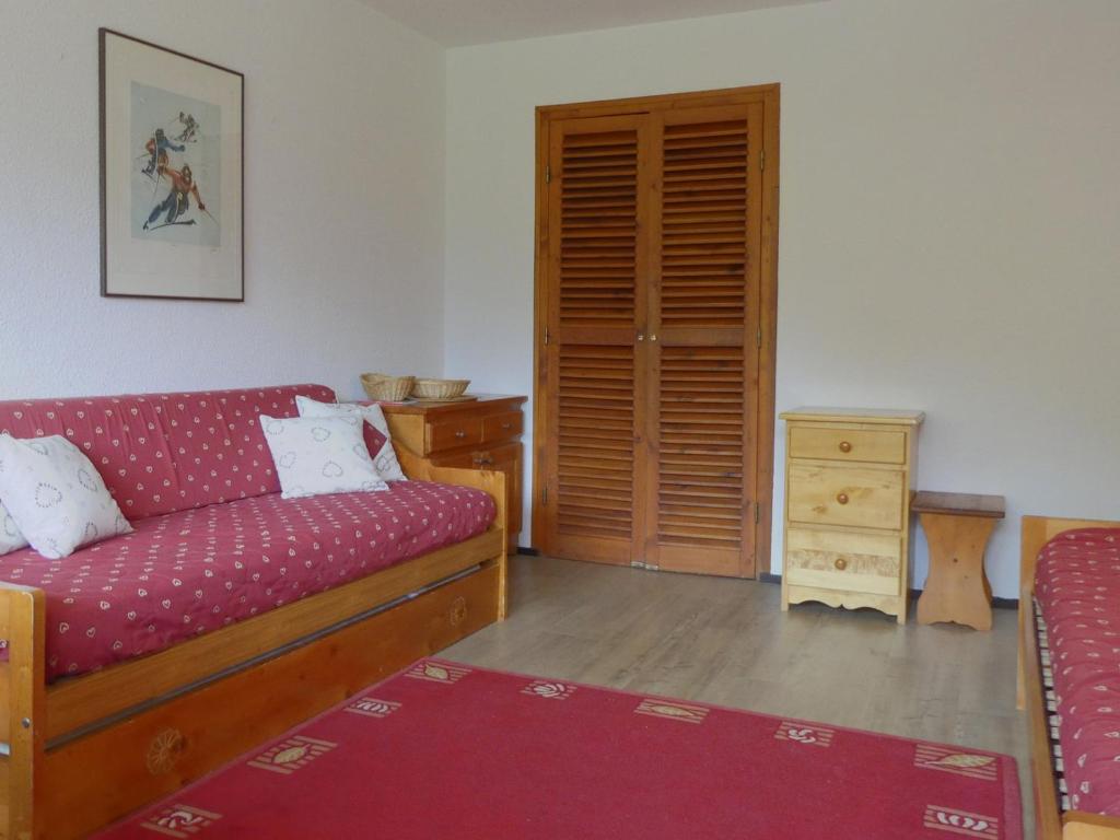 - un salon avec un canapé et une porte en bois dans l'établissement Méribel 2 Pièces, 5 Pers, Balcon Sud, Skis aux Pieds, TV, Wi-Fi, Non-Fumeur - FR-1-182-33, à Méribel