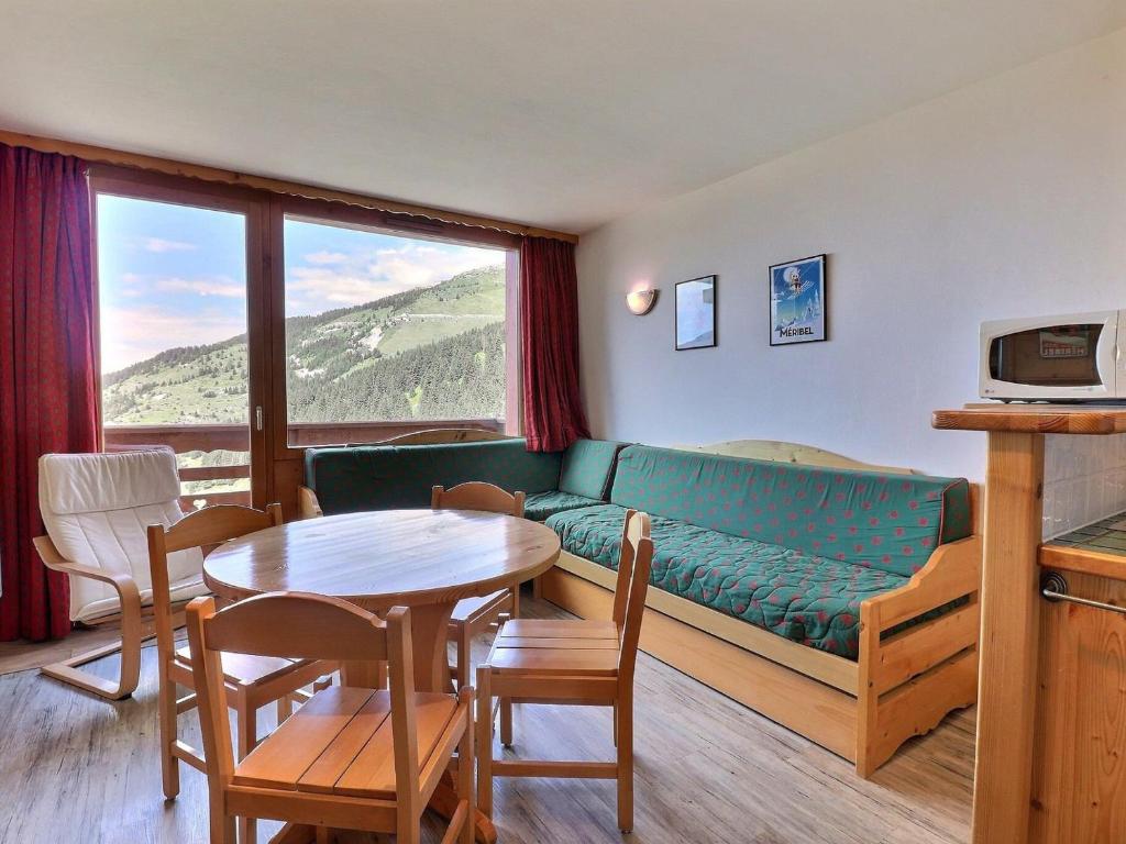 un salon avec un canapé et une table dans l'établissement Appartement de Charme 3* à Méribel, 2 Pièces, Animaux admis, Wi-Fi gratuit, 4 Pers - FR-1-182-41, à Méribel