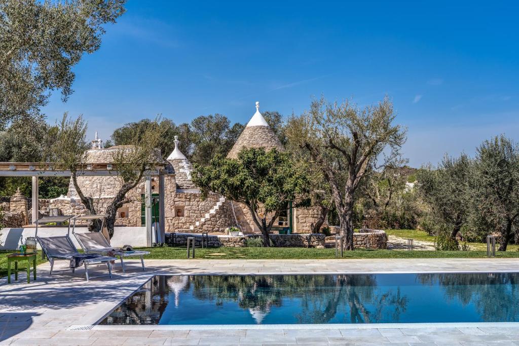une villa avec piscine et une maison dans l'établissement Trullo La Sacchina, à Ostuni