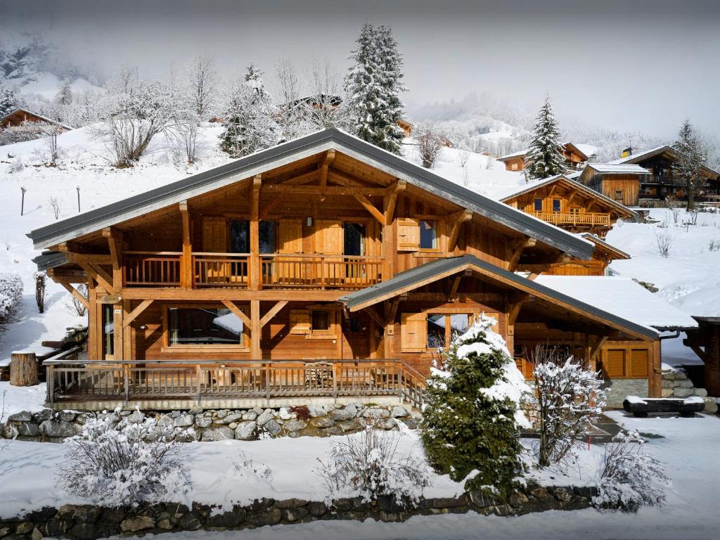 une grande cabane en rondins dans la neige dans l'établissement Chalet La Canopée - OVO Network, à La Giettaz