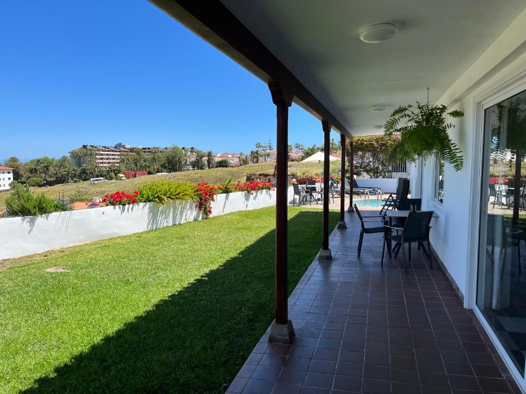 weranda z widokiem na dziedziniec w obiekcie Casa Janni with heated private pool w Puerto de la Cruz