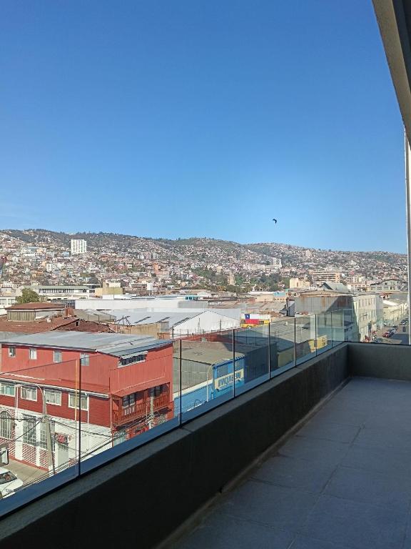バルパライソにあるDepto en Valparaíso centro 2の屋根から市街の景色を望む