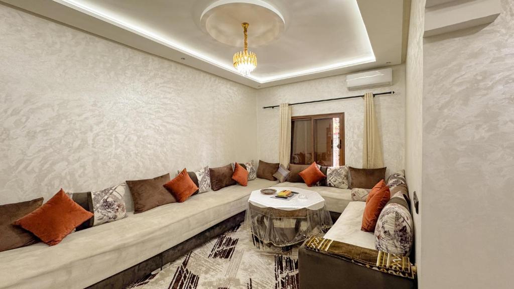 Ruang duduk di Apartment near the airport