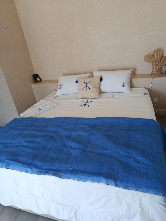 Postel nebo postele na pokoji v ubytování Tigmi Anis