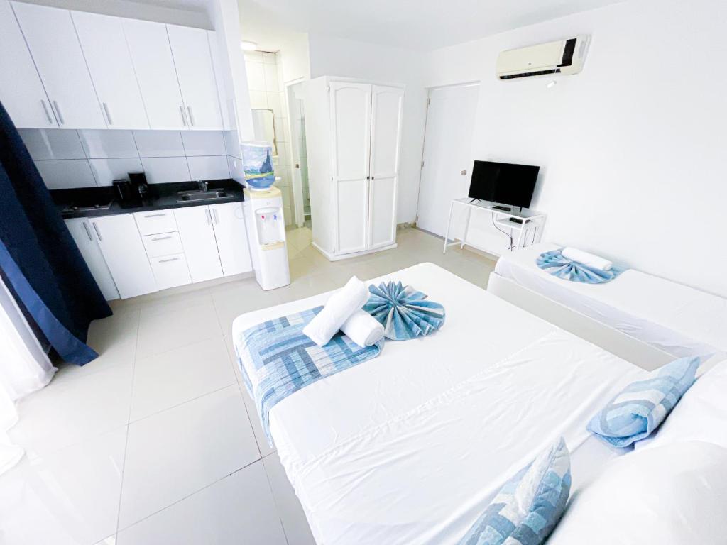 CARIBBEAN Paradise TROPICAL HOTEL with VIEW Los Corales WiFi Beach CLUB & SPA客房内的一张或多张床位