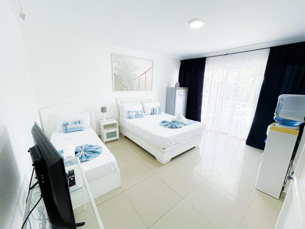 CARIBBEAN Paradise TROPICAL HOTEL with VIEW Los Corales WiFi Beach CLUB & SPA客房内的一张或多张床位