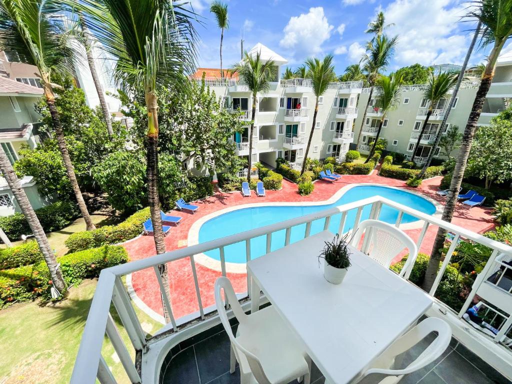 CARIBBEAN Paradise TROPICAL HOTEL with VIEW Los Corales WiFi Beach CLUB & SPA内部或周边的泳池
