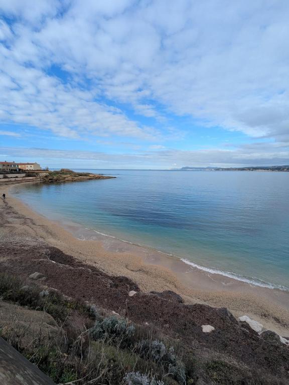 une vue d'une plage avec l'océan dans l'établissement Appartement six personnes proche de la mer, à Six-Fours-les-Plages