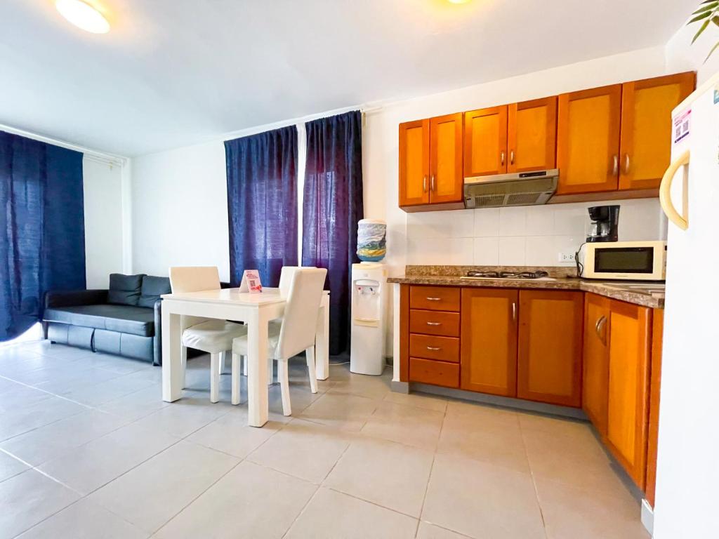 CARIBBEAN Paradise TROPICAL HOTEL with VIEW Los Corales WiFi Beach CLUB & SPA的厨房或小厨房