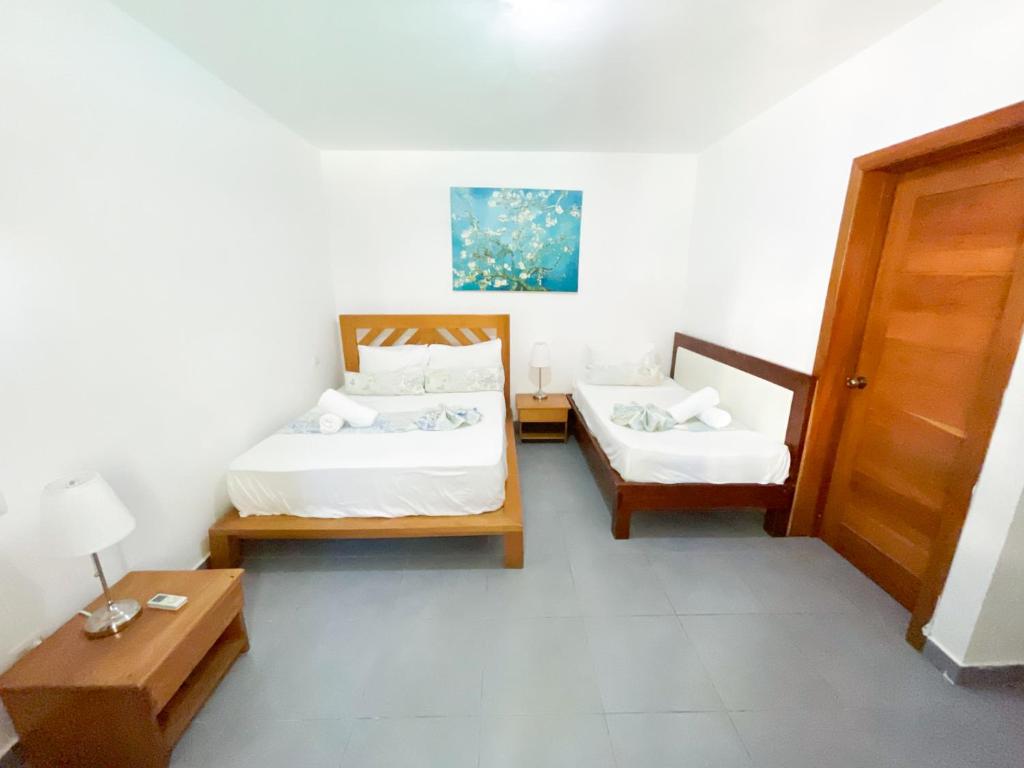 CARIBBEAN Paradise TROPICAL HOTEL with VIEW Los Corales WiFi Beach CLUB & SPA客房内的一张或多张床位