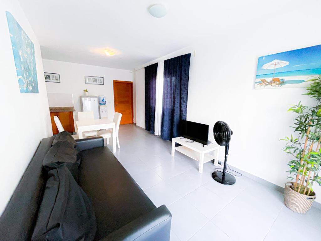 CARIBBEAN Paradise TROPICAL HOTEL with VIEW Los Corales WiFi Beach CLUB & SPA的休息区