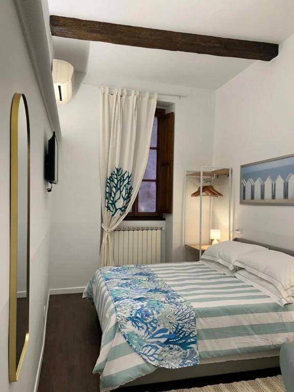 a bedroom with a bed and a window at Lerici Charme in Lerici