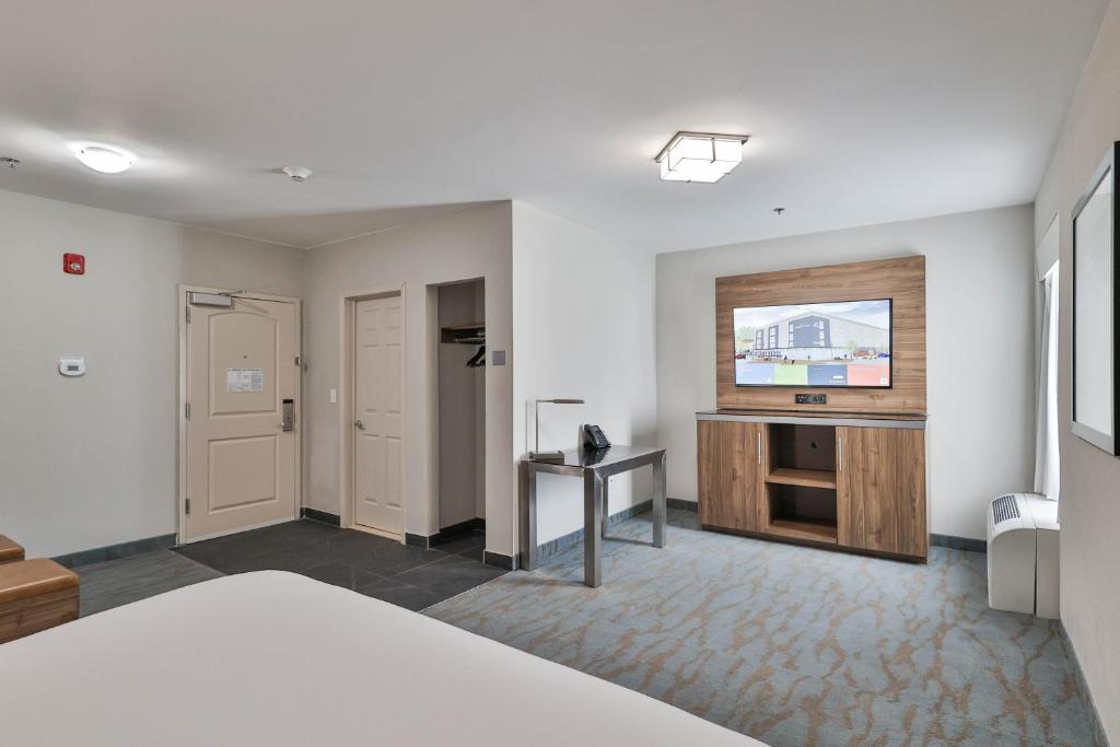 The Penn Stroud, Stroudsburg - Poconos, an Ascend Collection Hotel - 1 King Bed Suite With Sofa Bed, Interior View
