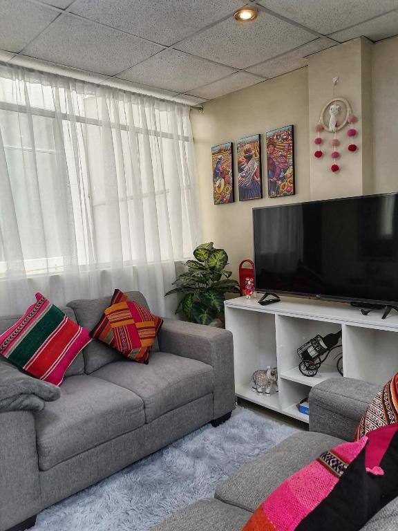 TV a/nebo společenská místnost v ubytování Sweet Home tu hogar en Cusco