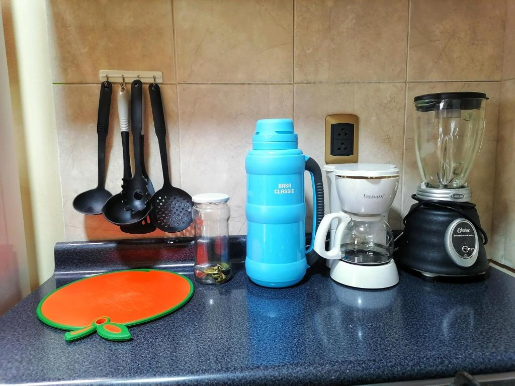 Příslušenství pro přípravu čaje a kávy v ubytování Sweet Home tu hogar en Cusco