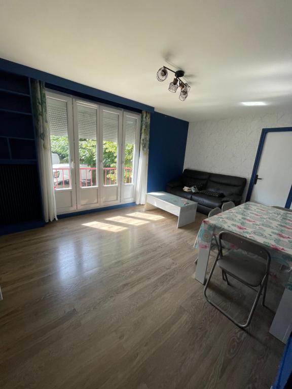 un salon avec une table et un canapé dans l'établissement 3chambre 90m2 paking, à Vitry-sur-Seine