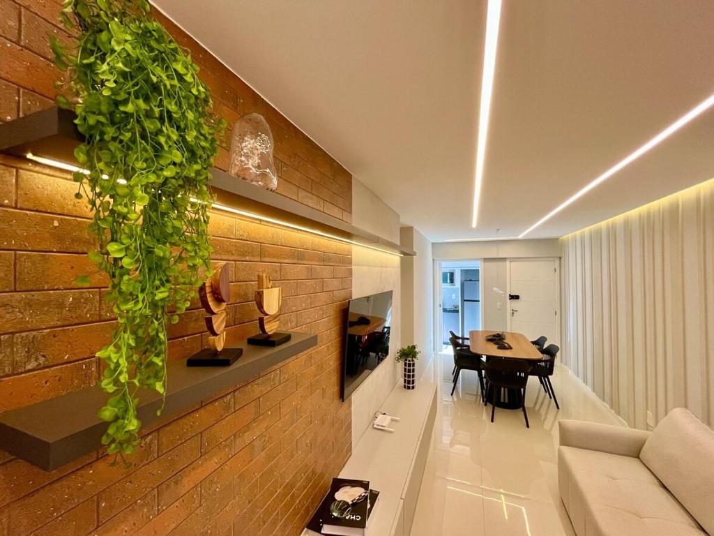 un soggiorno con un divano e un tavolo di Praia Luxo e Conforto a Vila Velha