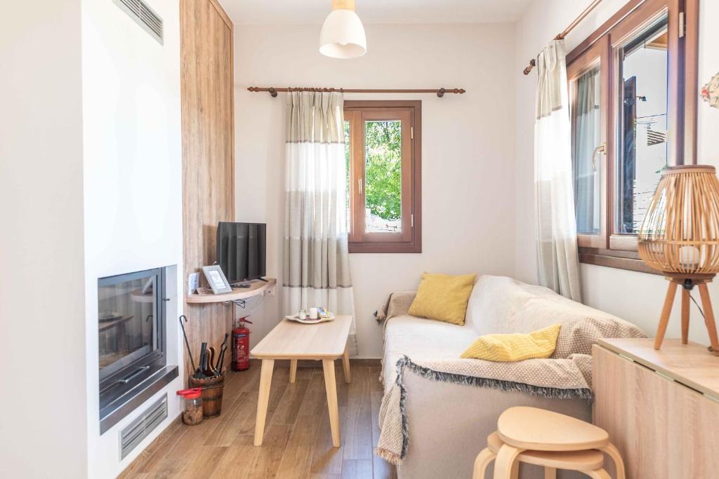 Televízia a/alebo spoločenská miestnosť v ubytovaní Petrichor houses