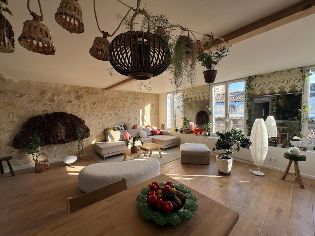 un salon rempli de meubles et d'une cheminée dans l'établissement Duplex with Terrace Bordeaux - Light & View, à Bordeaux