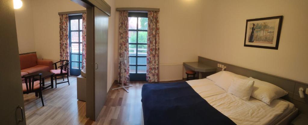 Postel nebo postele na pokoji v ubytování Abbázia Club Hotel Kék