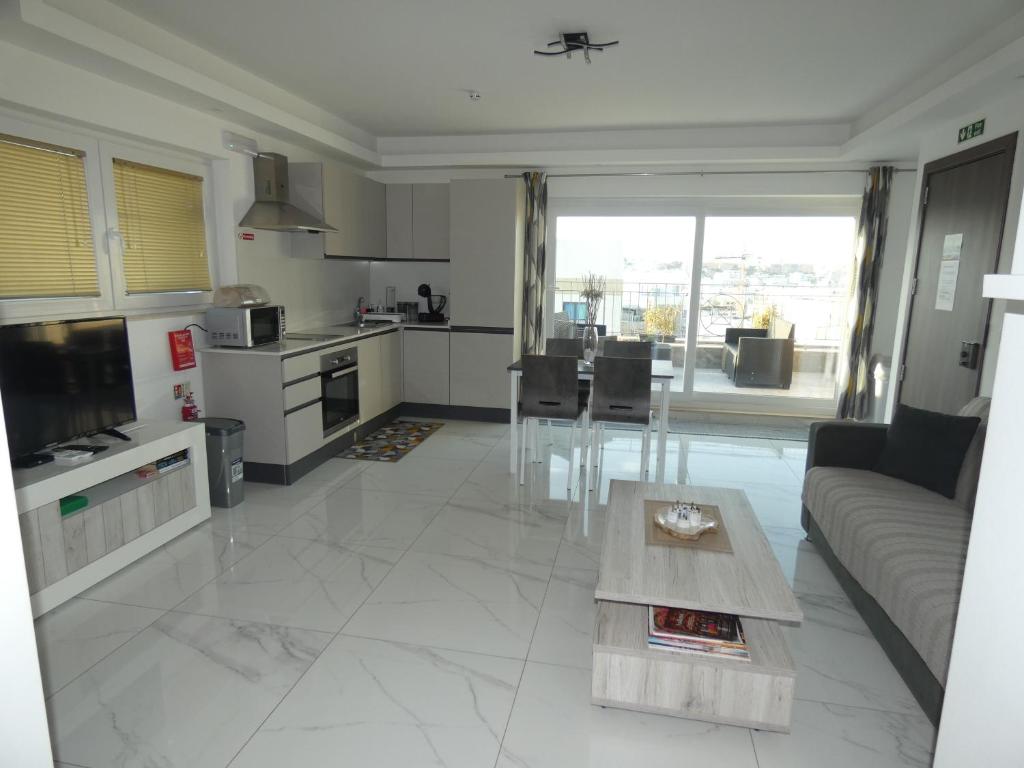 Kuchyň nebo kuchyňský kout v ubytování Terrace View - A Stylish Two Bedrooms Penthouse AC-WIFI