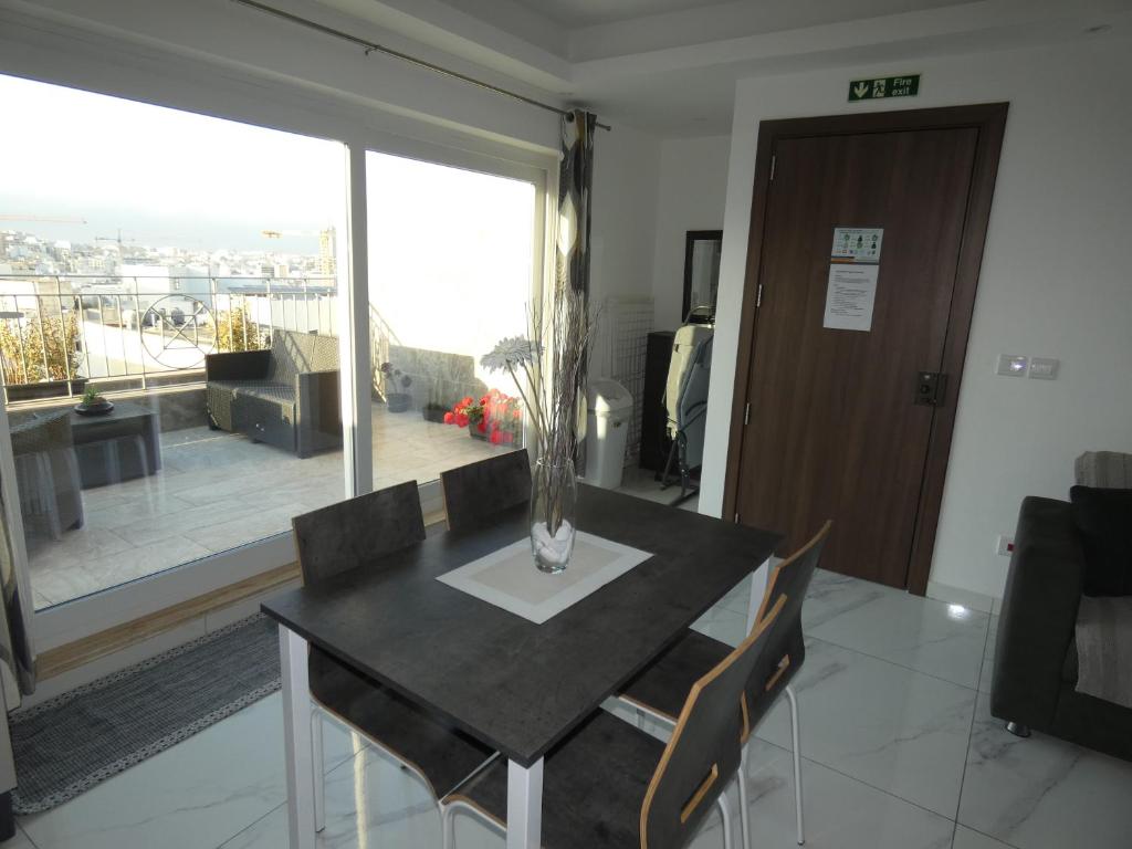 Posezení v ubytování Terrace View - A Stylish Two Bedrooms Penthouse AC-WIFI
