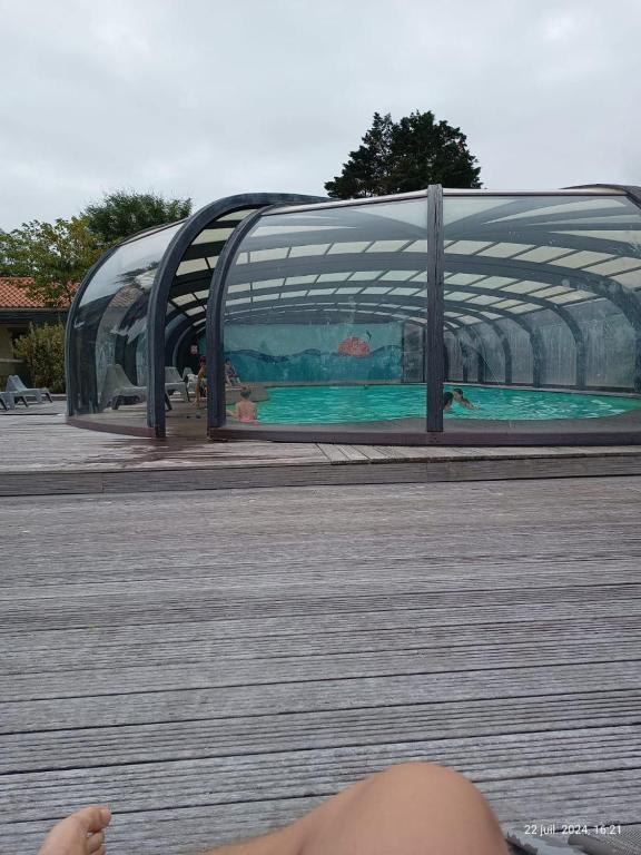 une personne allongée sur le sol devant une piscine dans l'établissement Mobil-home Marinette, à Les Moutiers