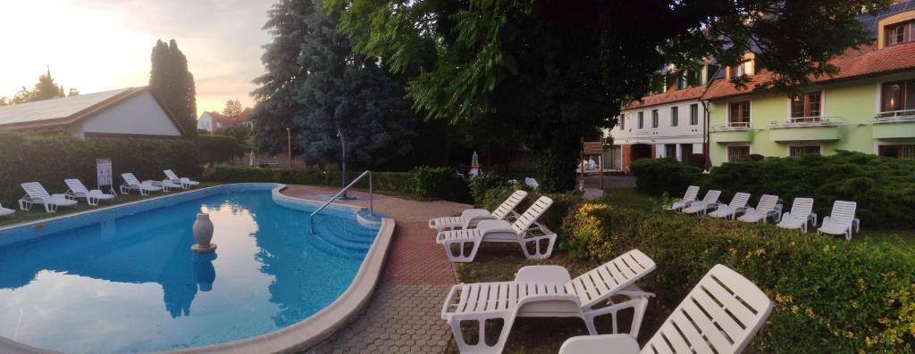 Bazén v ubytování Abbázia Club Hotel Kék nebo v jeho okolí