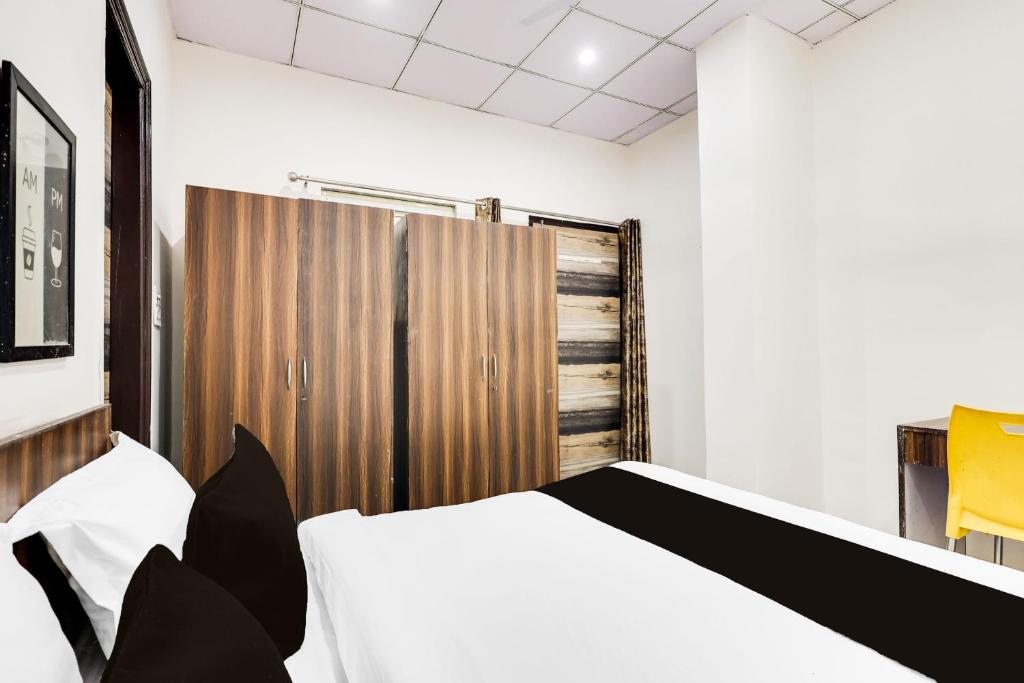 Postel nebo postele na pokoji v ubytování Hotel O 83167 Golden Key Inn