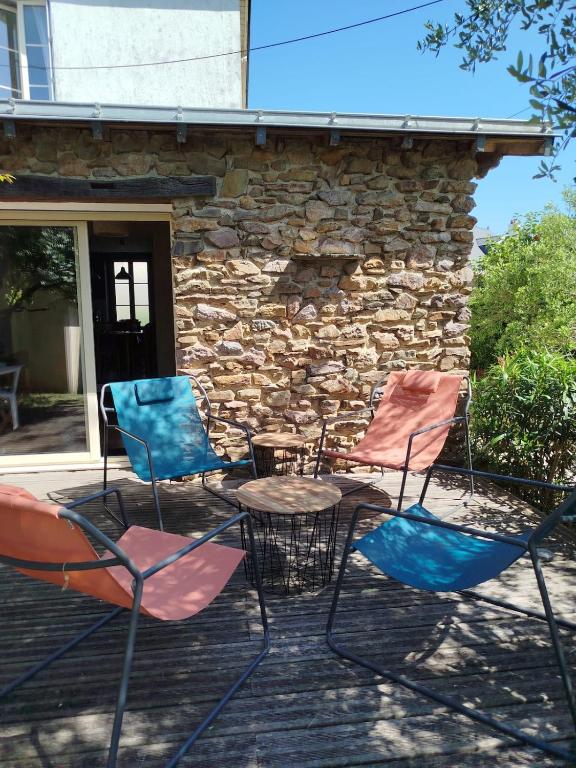 un groupe de chaises et une table sur une terrasse dans l'établissement Maison proche de la Loire, à Saint-Florent-le-Vieil