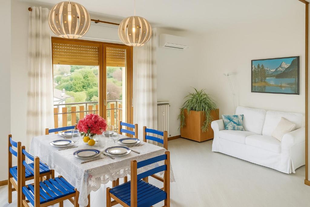 A seating area at Lake Como Victoria Apartment